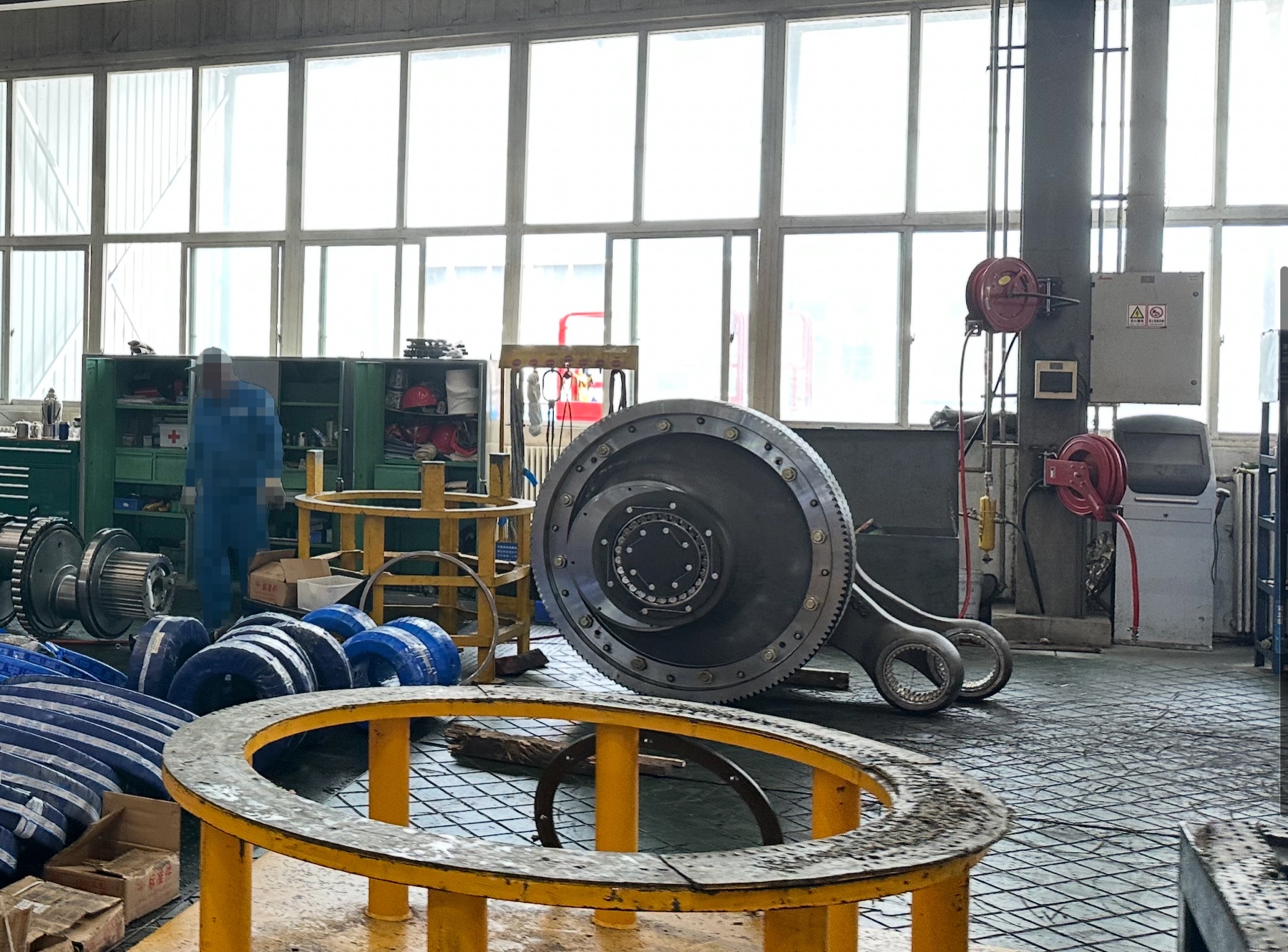 Mud pump bull gear installed in power end assembly